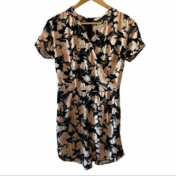NWOT BLUENOTES Black Floral Short Sl Romper - Picture 1 of 13